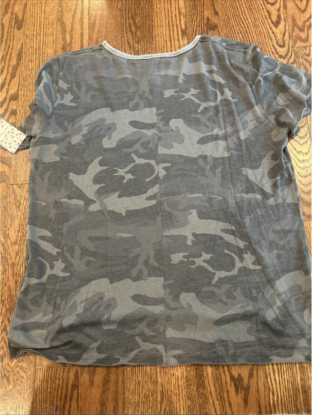 NWT- Free People Women’s Short Sleeve Gray Camouflage Shirt Size Large - Picture 6 of 7